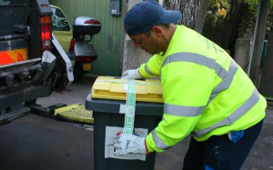 Pose d'un ruban refus de tri sur bac jaune