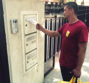 Distribution de dépliant par ambassadeur du tri