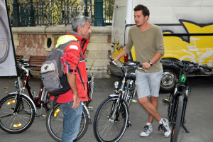 Sète, Place Aristide Briand, démonstration de vélo à assistance électrique