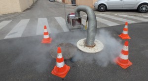 Test au fumigène pour vérifier la conformité d’installations d’assainissement