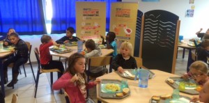 Enfants à la cantine