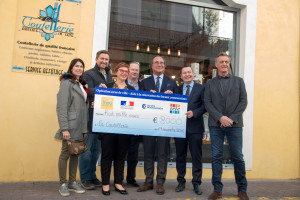 Sète, remise chèque Fisac au magasin La Coutellerie