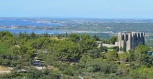 Massif Gardiole avec l'Abbaye Saint Félix de Montceau