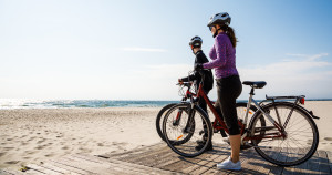 Cyclistes qui regardent la mer