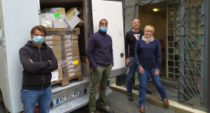 Grégory Laur de la Maison Tino (ex Midi Tielles) et son collègue, à droite devant l’entrée de Solidarité Urgence Sétoise, Fabrice Valantin et sa collaboratrice