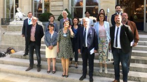 Le groupe des conseils de développement autour du Président de l’Assemblée nationale. (Catherine Judell-Dufour, à droite sur la photo, avec une veste bleu ciel)