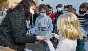Poussan, école Véronique Hébert, pose par les enfants de la plaque « Ici commence la lagune de Thau »