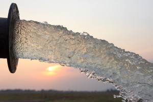 Eau qui sort d'un tuyau